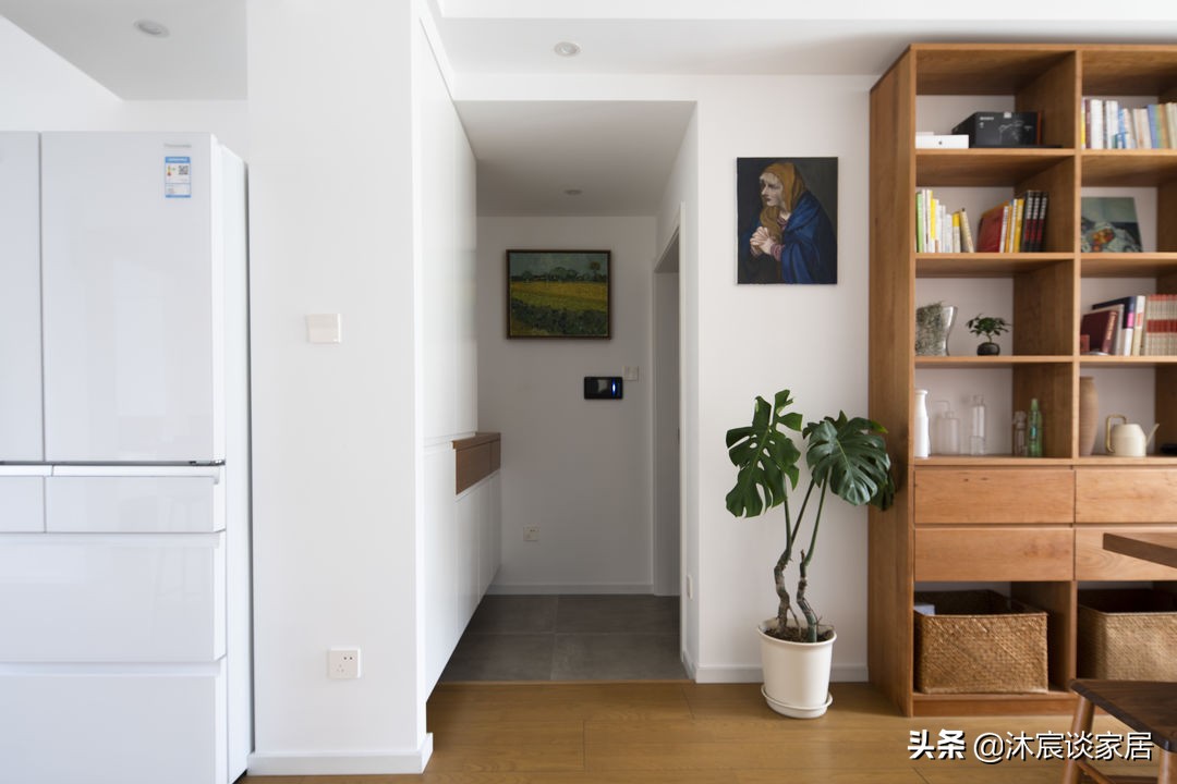 她把家布置得复古又温馨,室内被绿植环绕,这样的家,住着真舒服