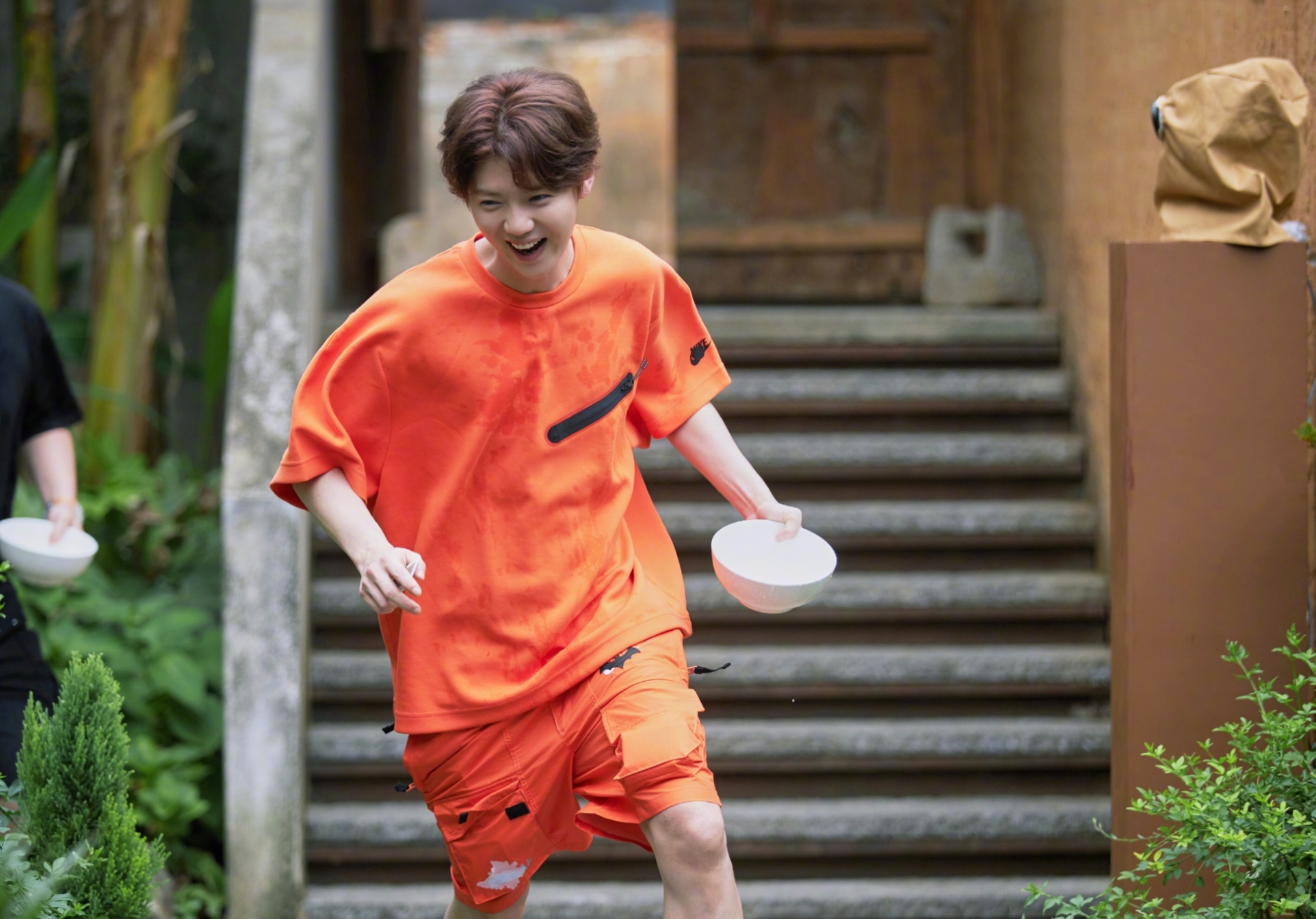 鹿晗兑现对奔跑吧的承诺,鹿晗抗疫粉丝