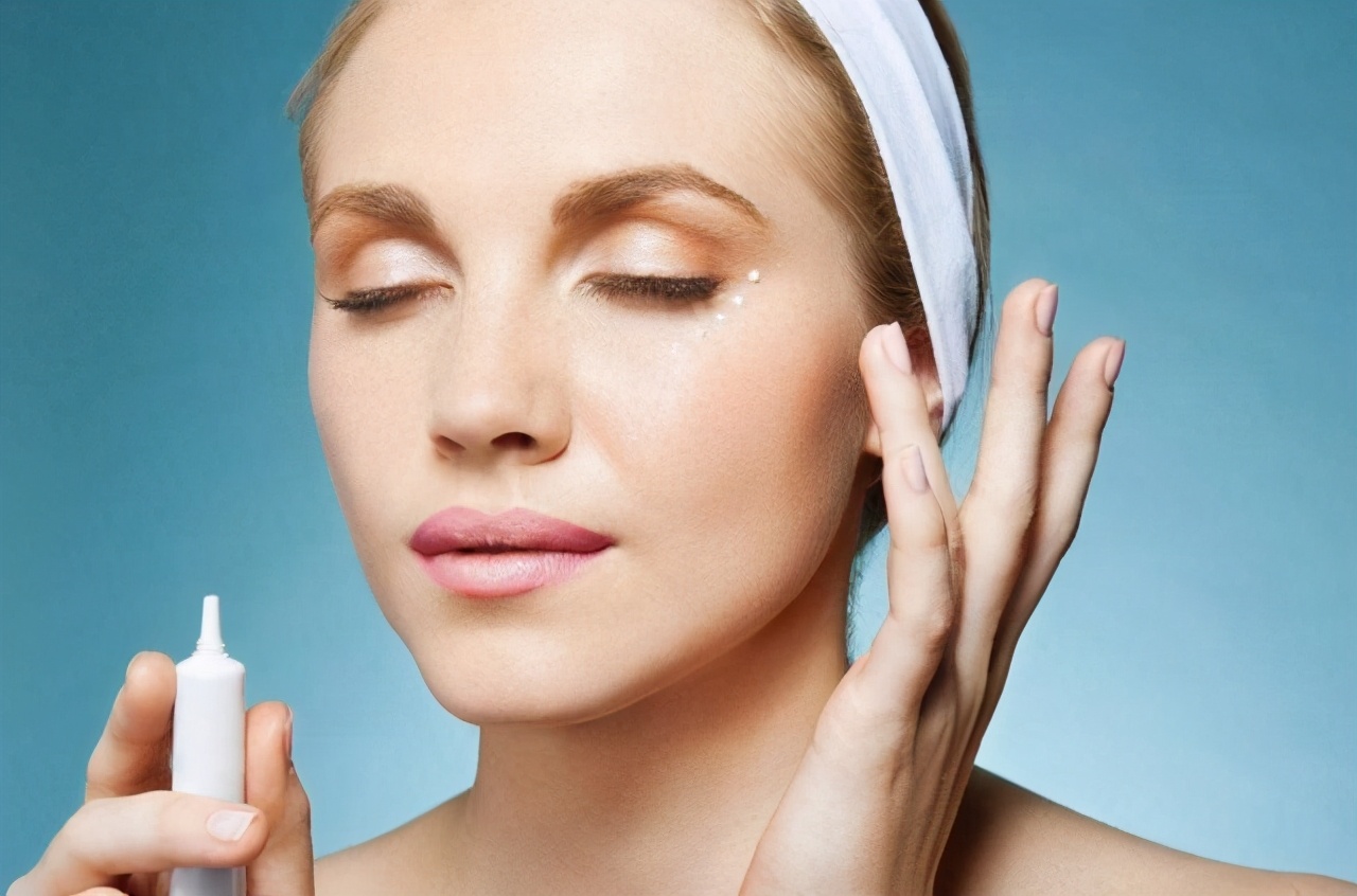 下眼袋黑跟熊猫眼一样是怎么回事,熬夜熊猫眼加重眼袋