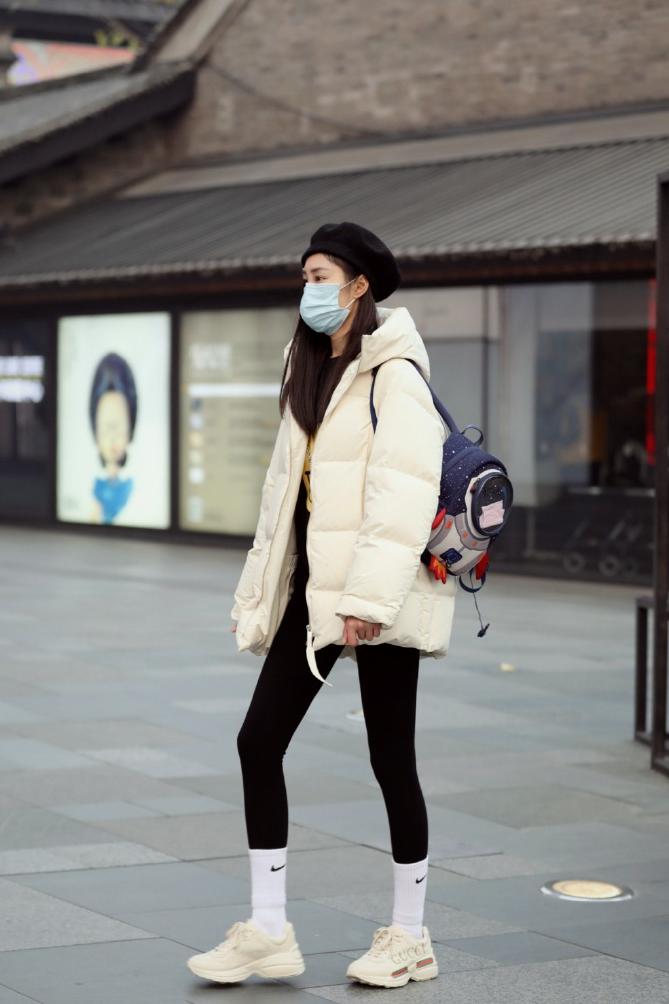 棕色羽绒服下面穿什么裤子好看,羽绒服最好不要穿黑色打底