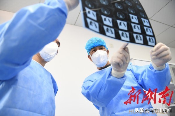 关键时刻奋勇冲上去,关键时刻冲上去危难关头豁出来