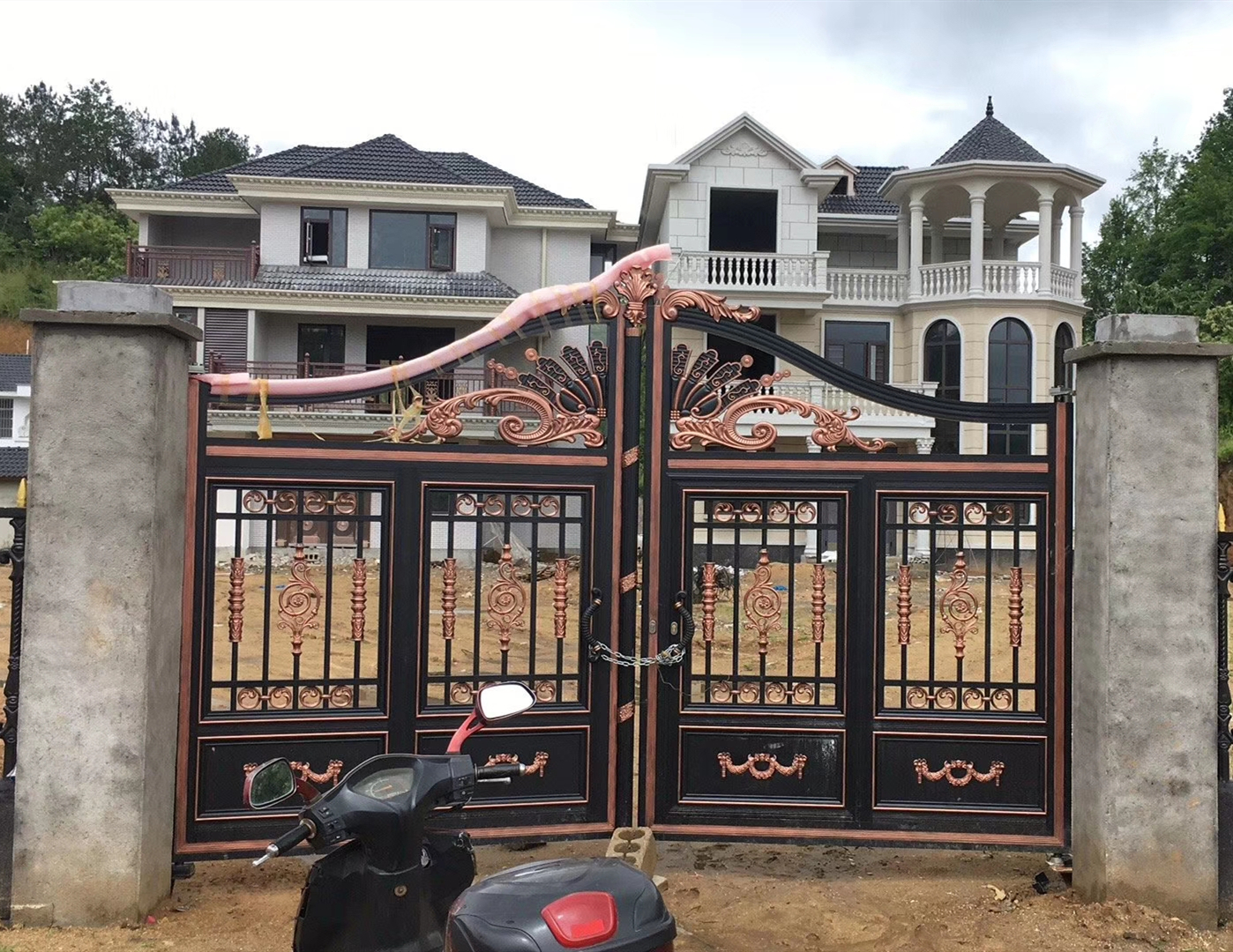 双开铝艺大门安装,双开铝艺大门