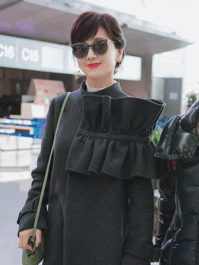 赵雅芝好会玩，穿呢大衣还要粘个大蝴蝶结，不显丑反而挺有时髦感