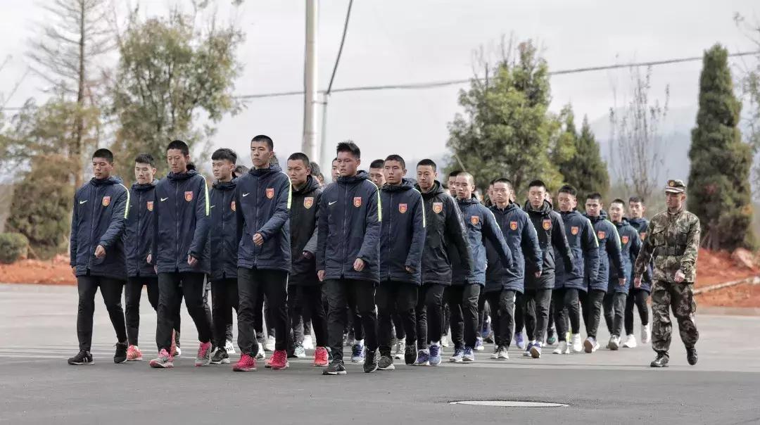 只5天时间就练出了感情——河北华夏梯队队员搂着教官依依不舍