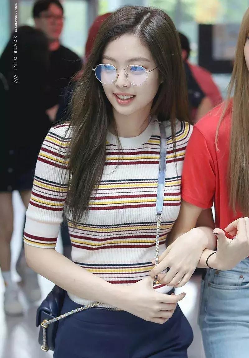 刘雯米兰时装周试装,刘雯维密走秀比心