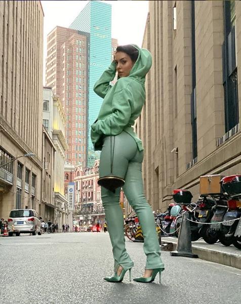 c罗在赛场亲吻乔治娜,c罗和女友乔治娜穿球衣合照图