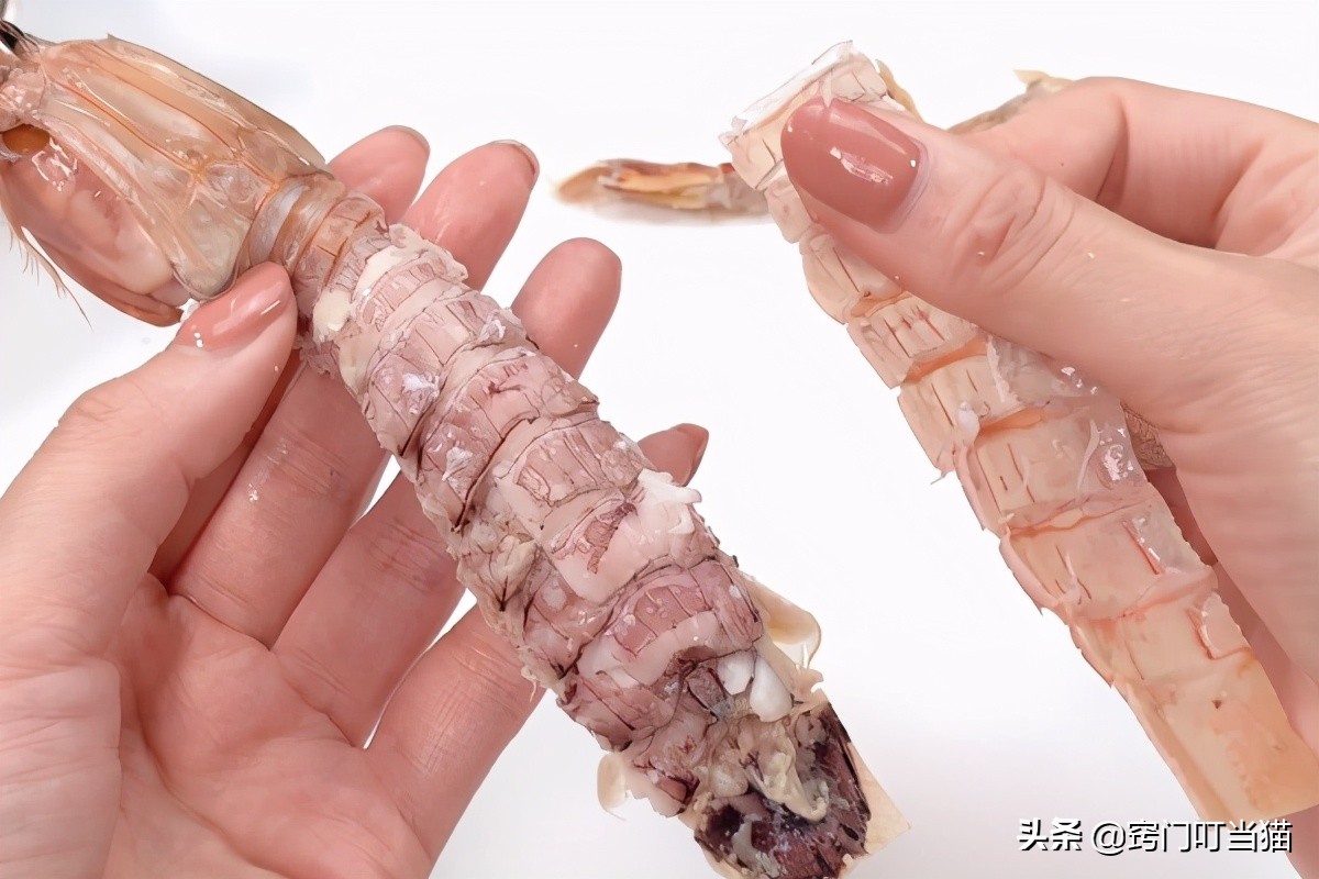 原来皮皮虾剥壳有诀窍，一剪一撕，不扎手不扎嘴，3秒剥好一个