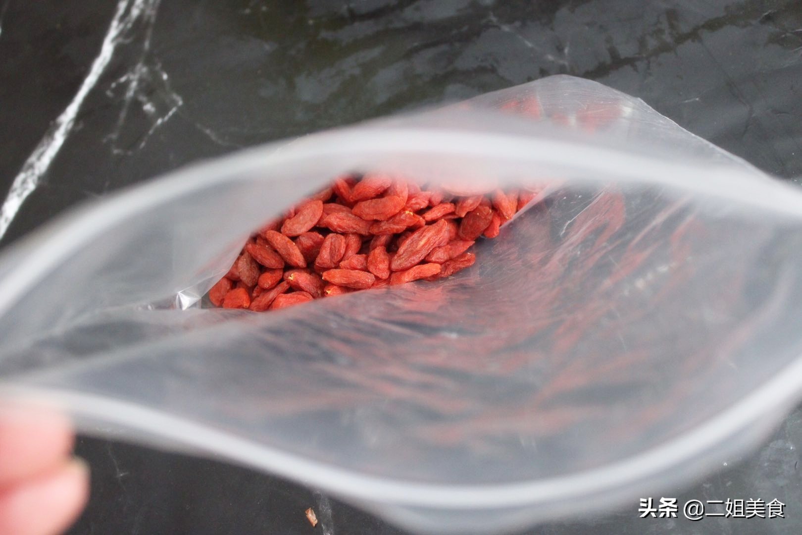 枸杞有点潮湿可以用烤箱烤干吗,枸杞存放不当容易发粘发霉