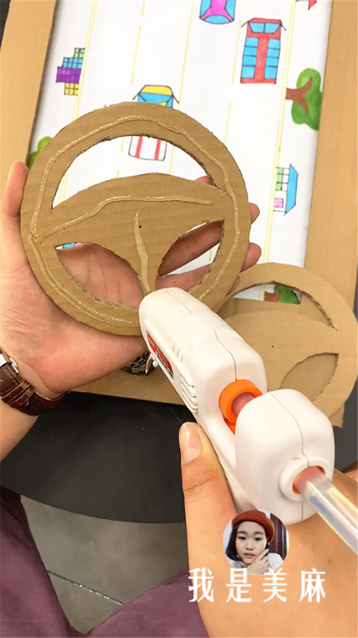 爸爸用纸板做的车,爸爸用纸箱做的变形汽车