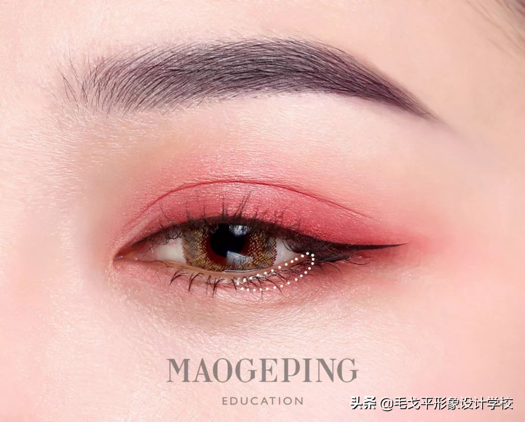 怎么画眼妆才不显脏,想学画眼妆今年最流行的眼妆