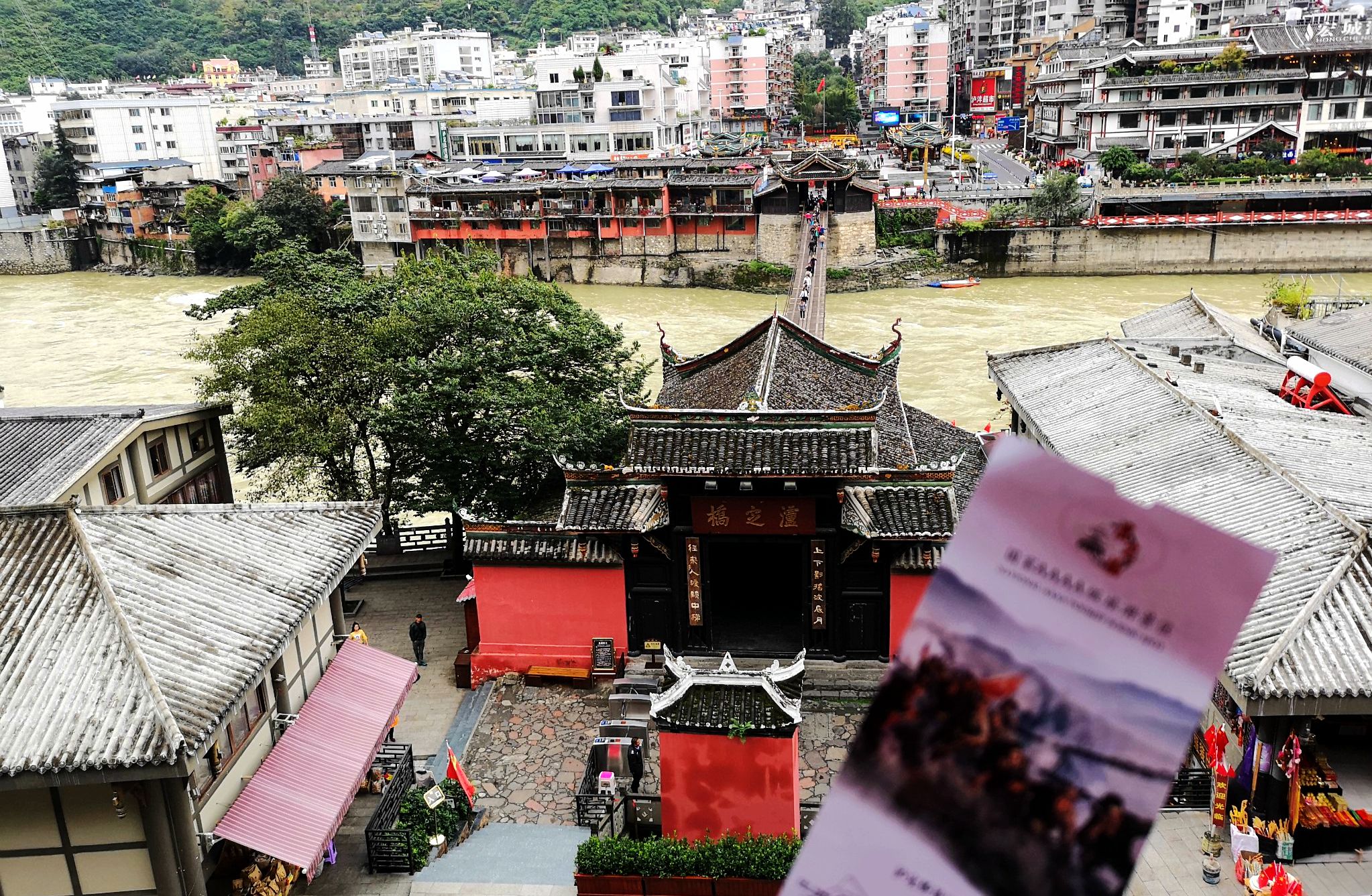 终于弄清楚，红军长征时飞夺的泸定桥由12164个铁链组成