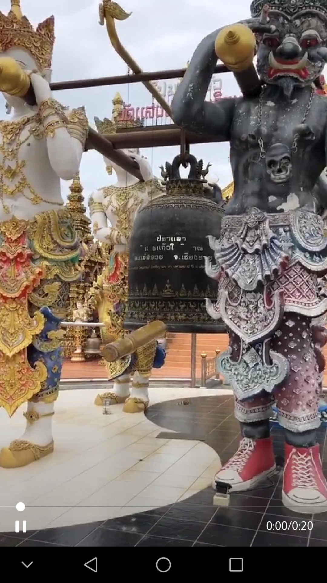 最“潮”寺庙，神仙们脚穿匡威，手拿苹果手机，叼着雪茄