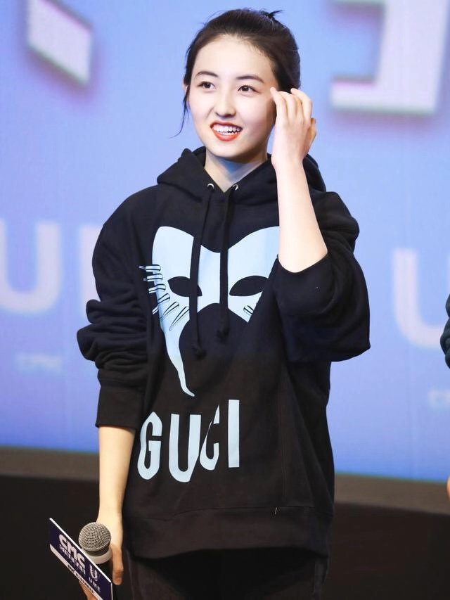 张子枫背大牌包包现身机场,张子枫穿西装现身机场