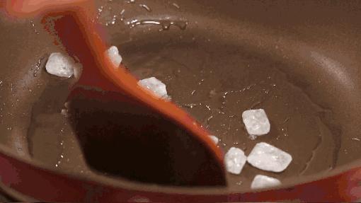 冰糖炒的时间久了会怎么样,冰糖能炒出来焦糖色不