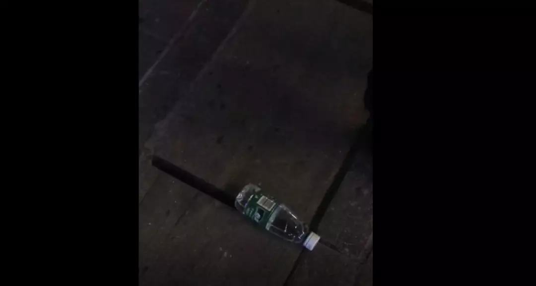 真是服了！高空抛物又来！贵州一女子小区散步，“钢琴”突然从天而降！结果......