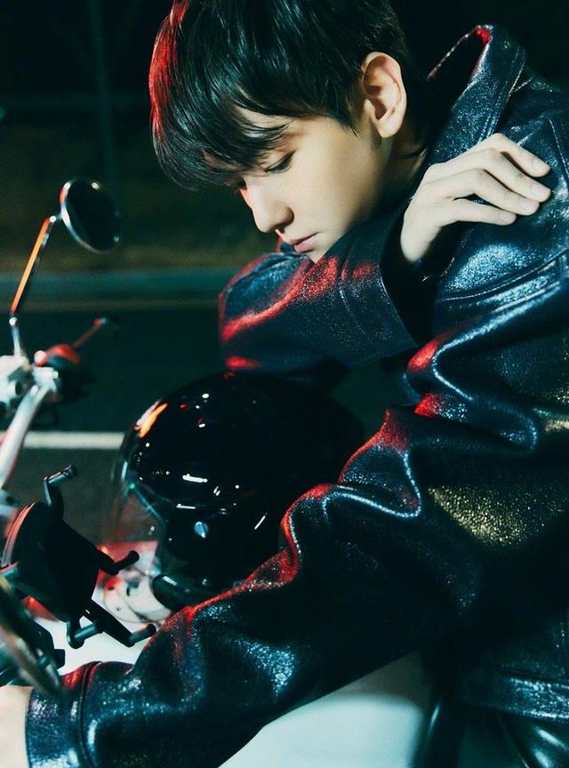 边伯贤理想型红衣黄裤,17年边伯贤黑西装舞台