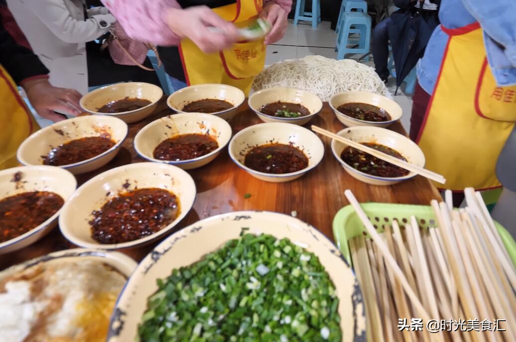 重庆小面特色小面馆,重庆街边小面馆市井味道还原本色