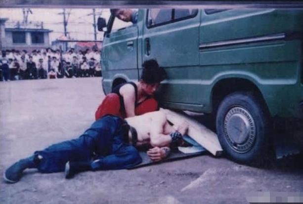 汽车压人原理,汽车特技表演失误