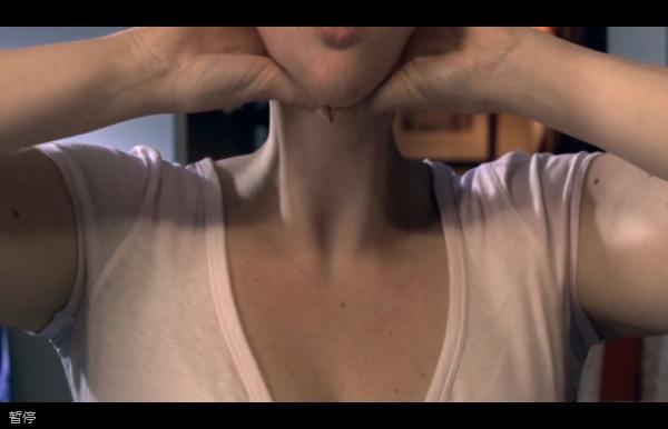 女孩变成橡皮人的电影,女孩的身体像橡皮泥