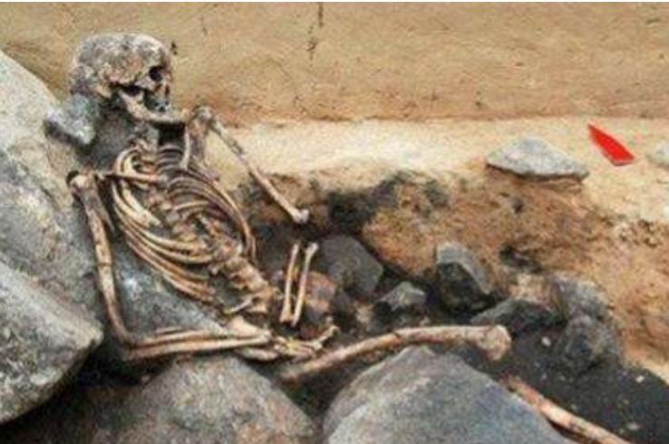 古墓挖出47个少女尸骨,古墓出土22具女骸骨