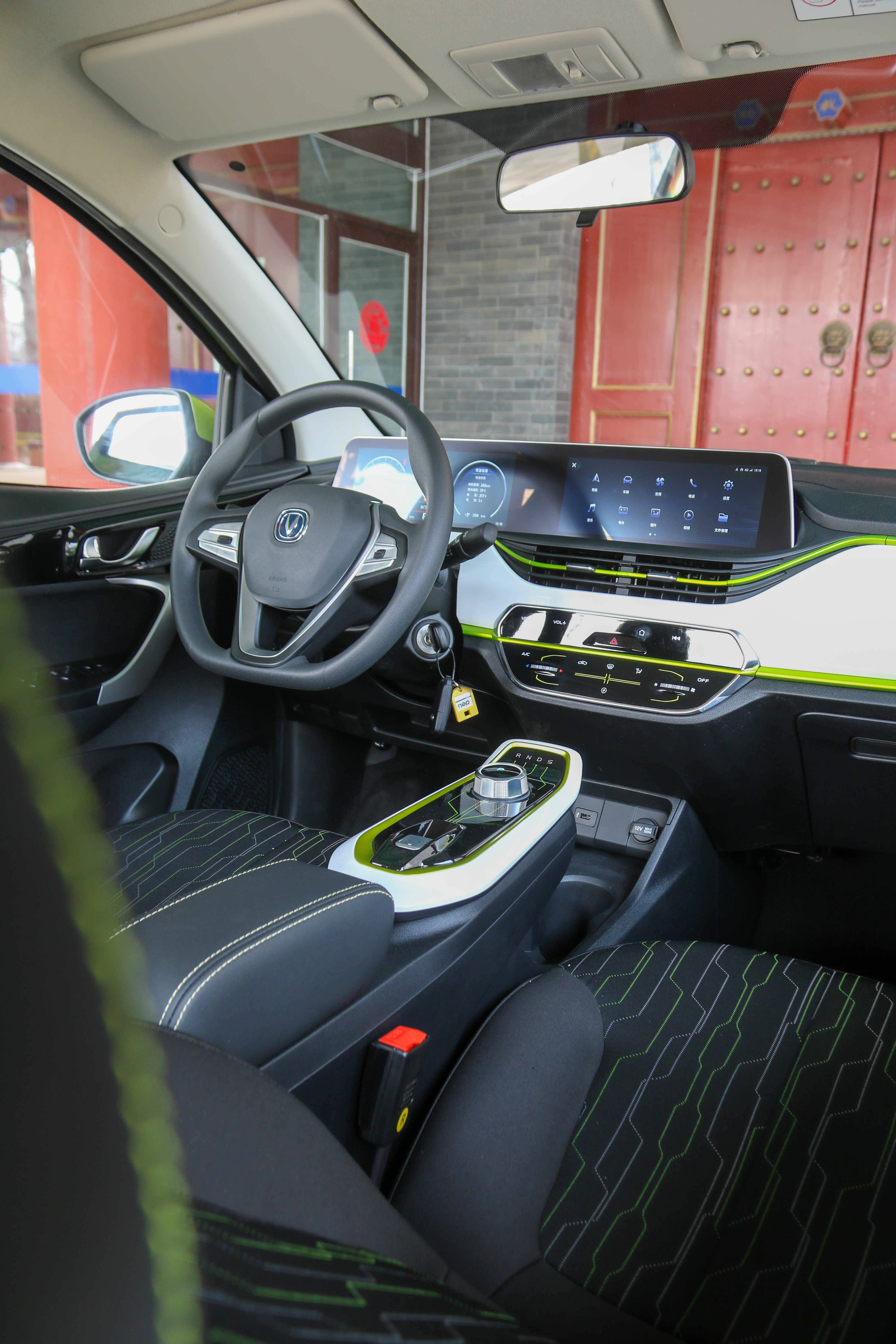 后备箱只放一只鞋,后备箱球鞋