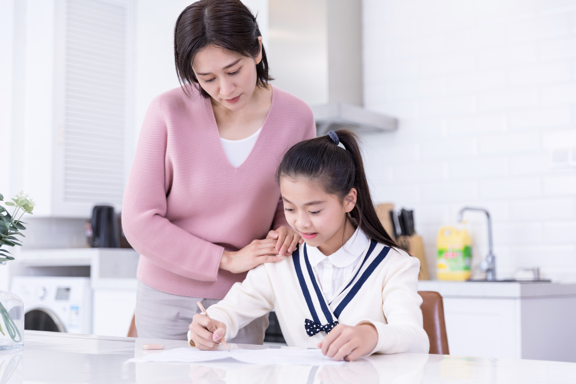 萌娃吃零食被爸爸抓住,女儿偷吃辣条被爸爸发现