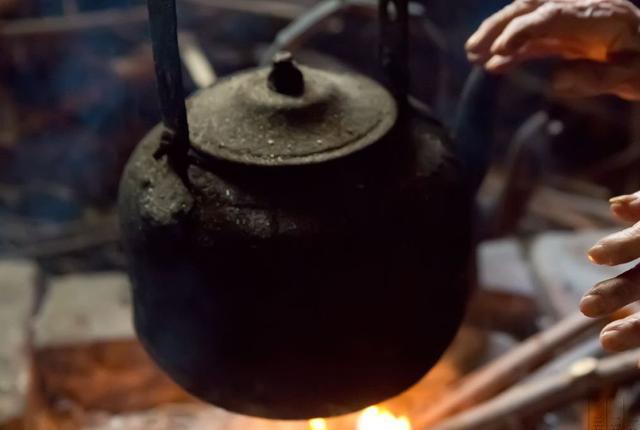 青海熬茶舌尖上的美味,青海牦牛肉干配茶