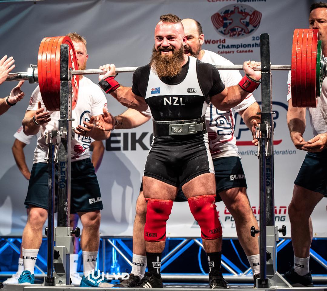 力量举无装备和有装备有啥区别,力量举有装备和无装备的区别