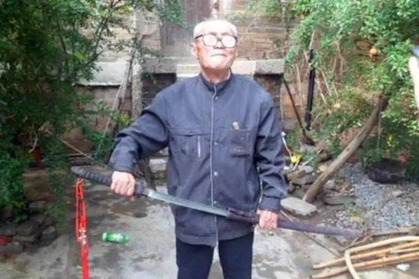 抗战老兵缴获日本刀,小战士缴获的日本刀老照片