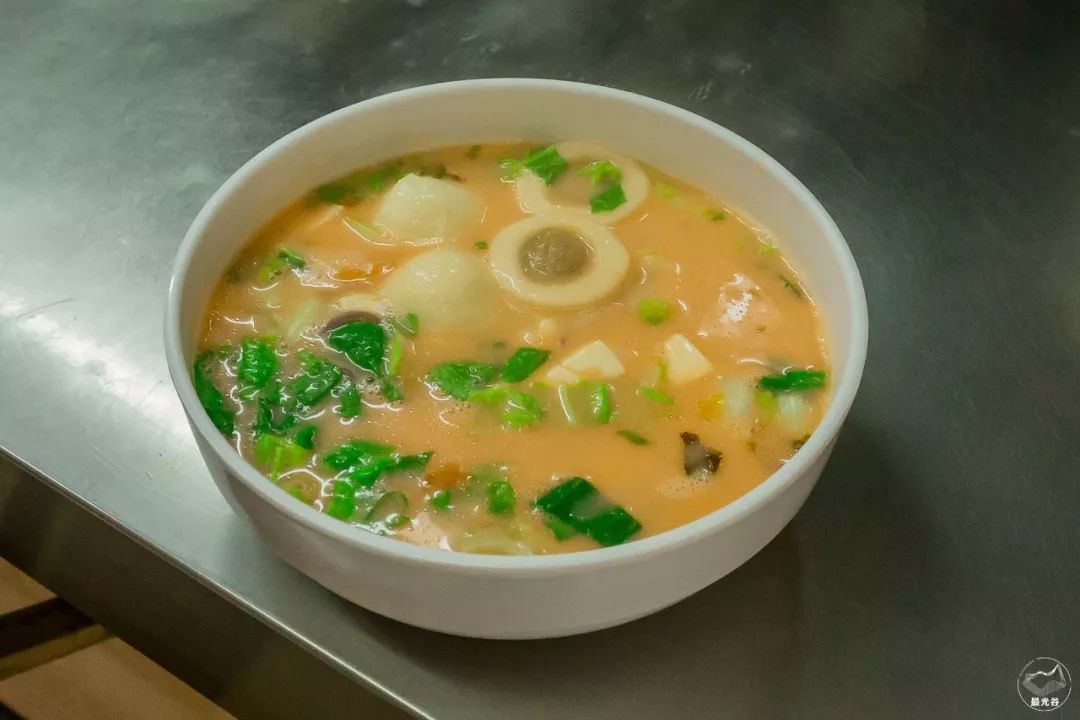 不输武大樱花，文华学院美“枫”了