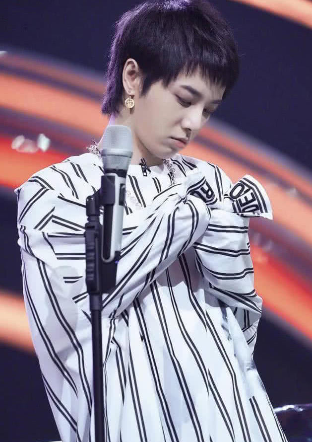 我证明:纯情少年华晨宇真的没有整容没有植发没有情人没有私生子