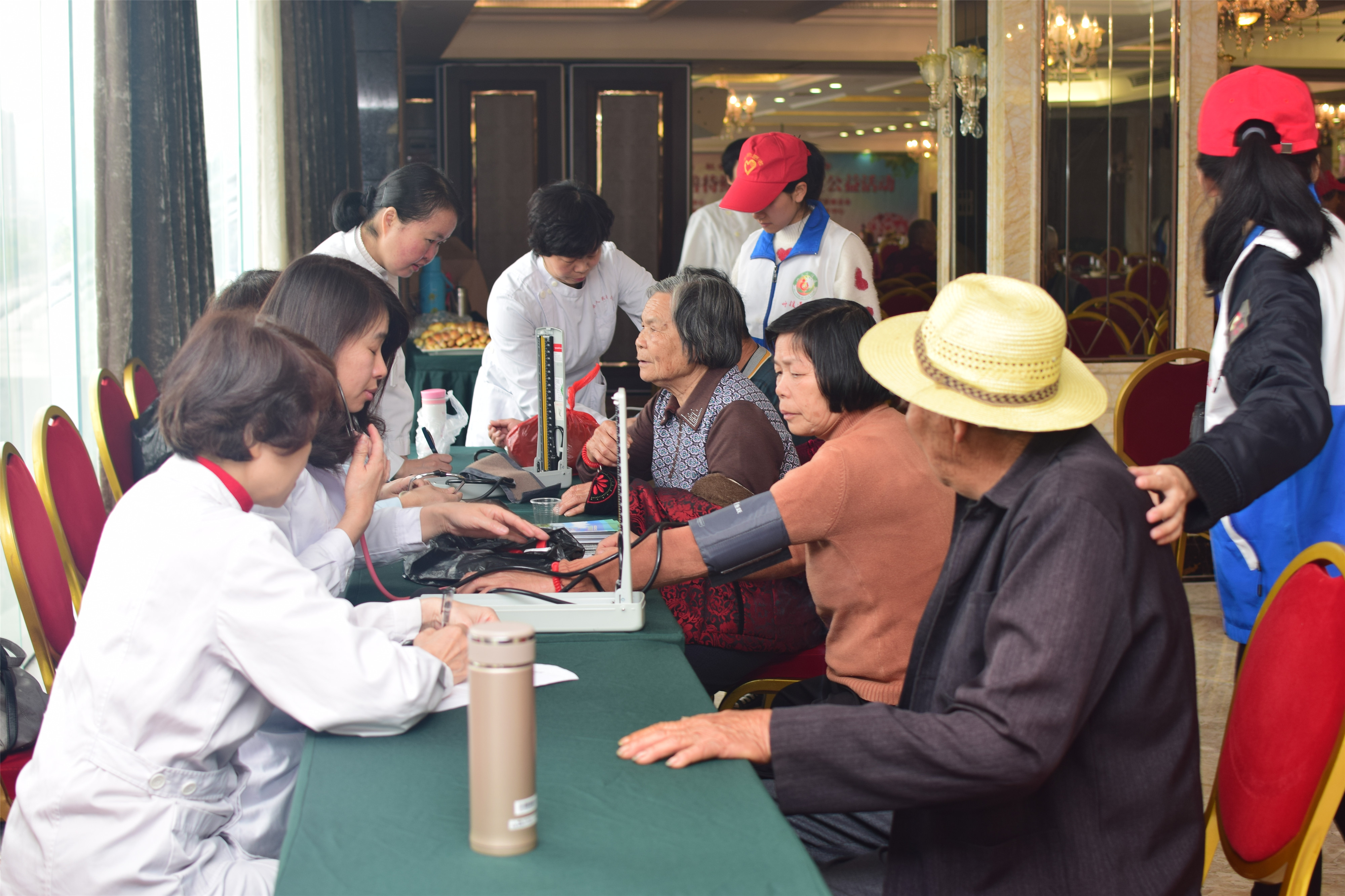 龙湖区第八个善待鳏寡百叟宴今举行铂晶大酒店多年资助大爱奉献