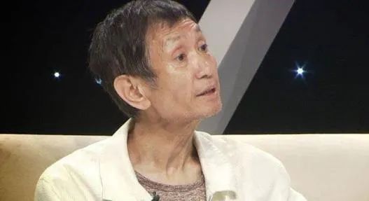 妈妈靠女儿赚钱女儿身患疾病,父母拼命挣钱女儿拼命花钱