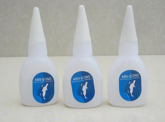 如何去除衣服上的502胶水硬块,衣服被502胶水粘住有什么方法清理