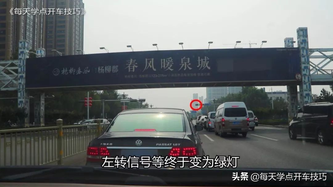 绿灯时前车过线变红灯要继续走吗,绿灯后轮过线变红灯能继续行驶吗