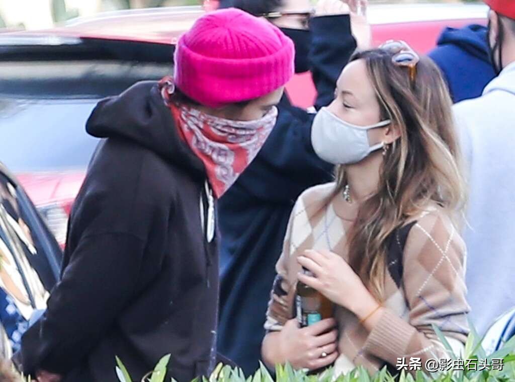 三版女郎姬莉·哈泽尔秘密约会杰森·苏戴奇斯，后者是哈卷情敌