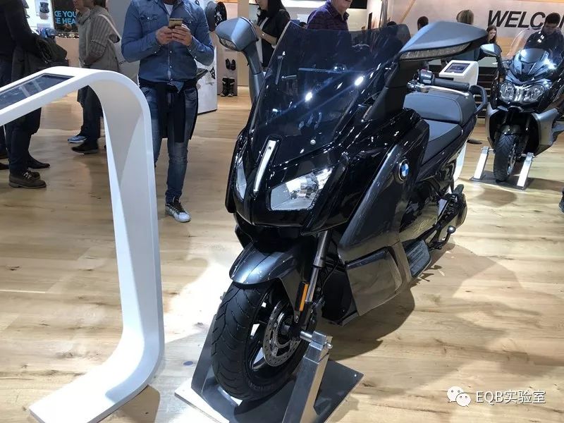 「米兰展独家」弯的电池？可当作充电宝的电池？外国人真会玩！