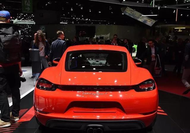 23岁女总裁提劳斯莱斯,23岁美女提车保时捷