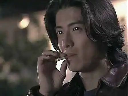 自己在家剪头发又染头发,在家自己给小女孩剪头发