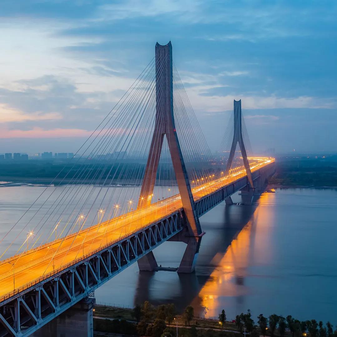 火神山外“生死之交”再相逢，武汉，你好