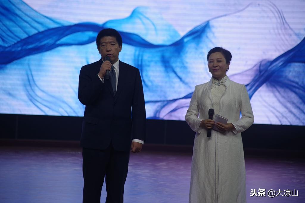 2018西昌邛海“丝绸之路”国际诗歌节首场朗诵会上主持人王明青惊艳全场今晚还可看她主持听她朗诵