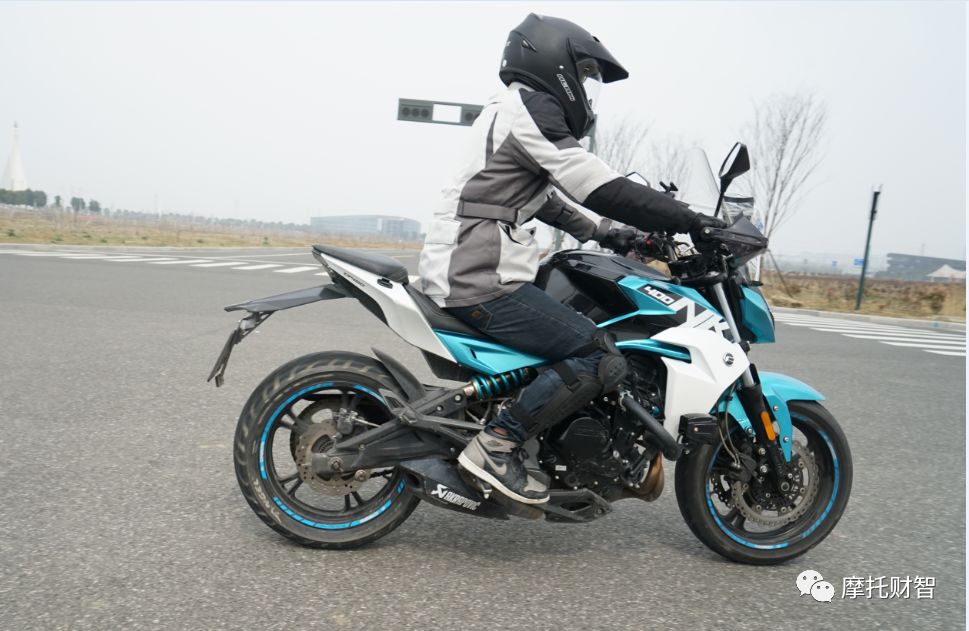 400排量颜值担当,春风400nk和ktm250duke哪个好