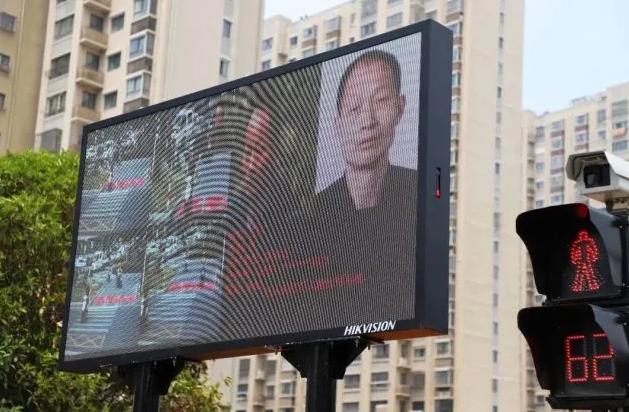 电动车不戴头盔纳入征信,骑电动车没规范戴头盔被交警拦