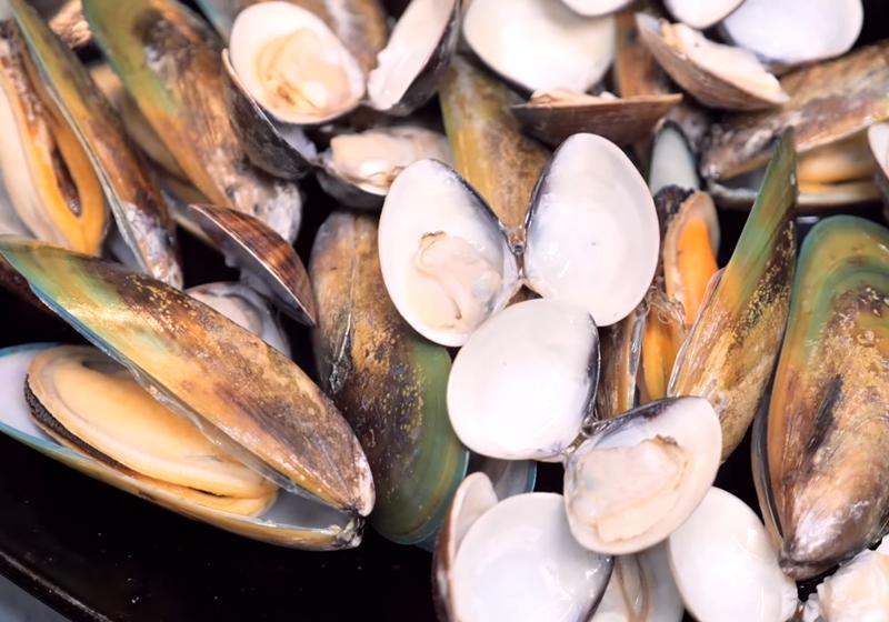 蛤蜊吐沙后还是有腥味？料理前多一步，味道更鲜美