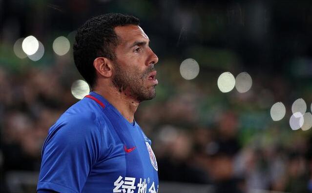 我有一个特别喜欢的老师,一个喜欢足球的体育老师