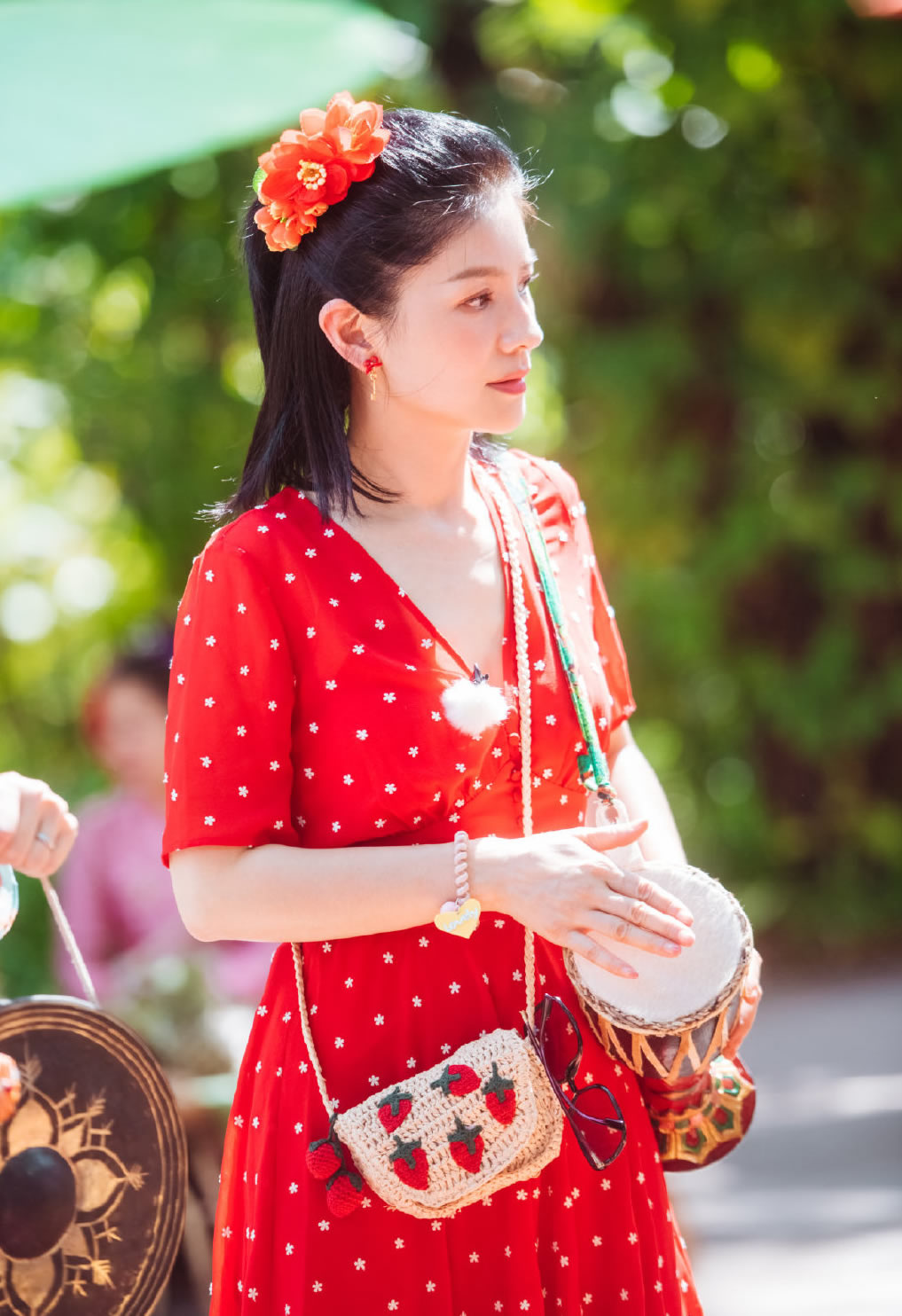 胡可穿衣搭配图,44岁胡可穿娃娃连衣裙配小白鞋