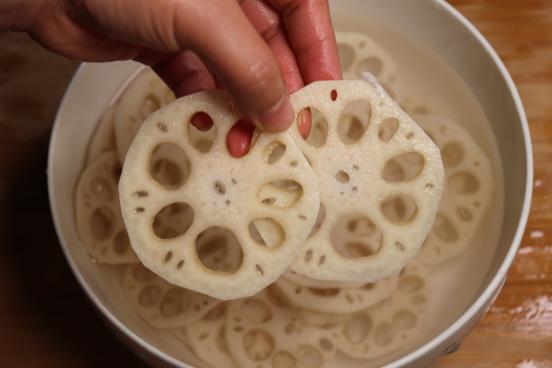 怎么清洗莲藕里面的淤泥,完整莲藕怎么洗干净中间泥