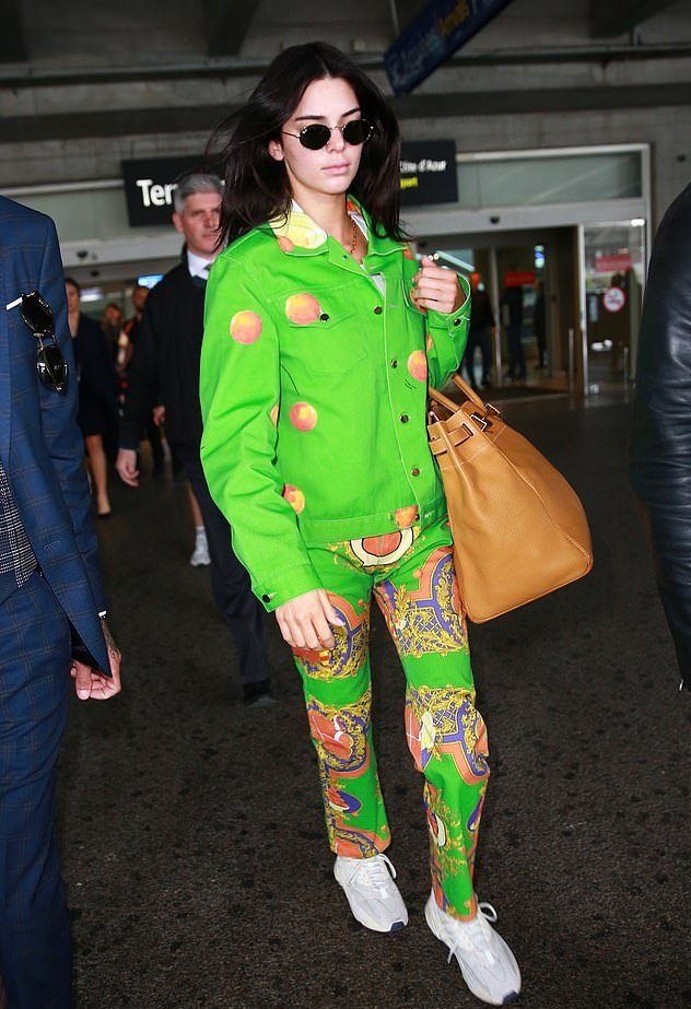 卡戴珊姐妹穿搭,卡戴珊大秀异域风情抹胸裙