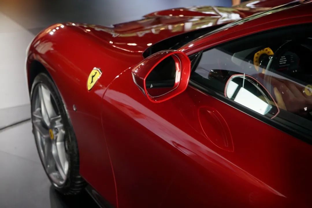 法拉利roma白外黑内,法拉利roma白色硬顶