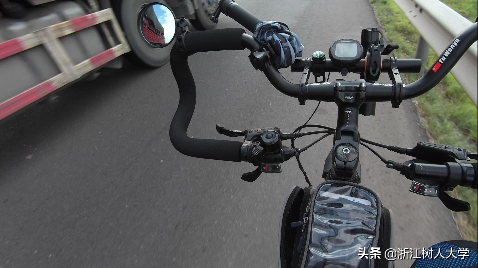 千里单骑追红旅，救灾我先行，我校生环学院这个男生有点酷